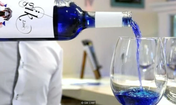 Vynas, padarytas iš raudonųjų ir baltųjų vynuogių sunkos mišinio su organiniais pigmentais, vienus priverčia iš nustebimo pakelti antakį, kitus – stiklą su šiuo vynu. 
„gik.com“ nuotr.