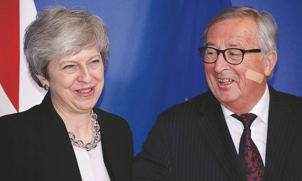 JK premjerė Theresa May po susitikimo su Europos Komisijos pirmininku Jeanu Claude’u Junckeriu mato progresą derybose. Olivier MatthysO (AP, „Scanpix“) nuotr. 