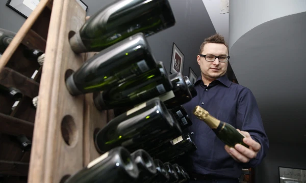 „Įdomu, kad vienintelė vieta Europoje, kur leidžiama rožinį vyną gaminti į baltąjį įpylus raudonojo, yra aristokratiškoji Šampanė“, – sako Petras Jarašūnas, Vyno klubo vyno ekspertas.  Vladimiro Ivanovo (VŽ) nuotr.