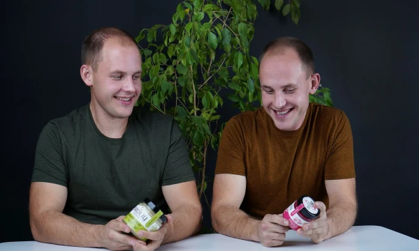 Ignas ir Vilius Jackevičiai, ūkio „Brolių medus“ įkūrėjai. Įmonės nuotr.