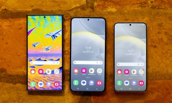 „Samsung Galaxy S24“ serijos telefonai. Iš kairės – „Galaxy S24 Ultra“, „Galaxy S24+“ ir „Galaxy S24“. Juditos Grigelytės (VŽ) nuotr.