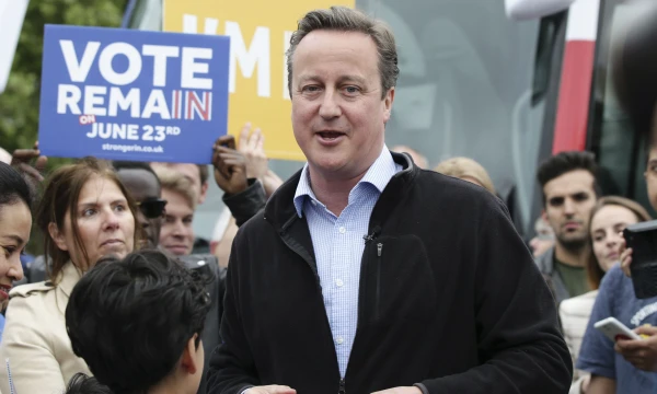 Davidas Cameronas nurodė, kad „Brexit“ atveju liktų poste, tačiau analitikai sutaria, kad šalies premjeras išstojimo atveju ilgai neišsilaikytų. „Reuters“ / „Scanpix“ nuotr.