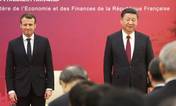 Prancūzijos prezidentas Emmanuelis Macronas ir Kinijos lyderis Xi Jinpingas.  Ludovico Marino („Reuters“ / „Scanpix“) nuotr.
