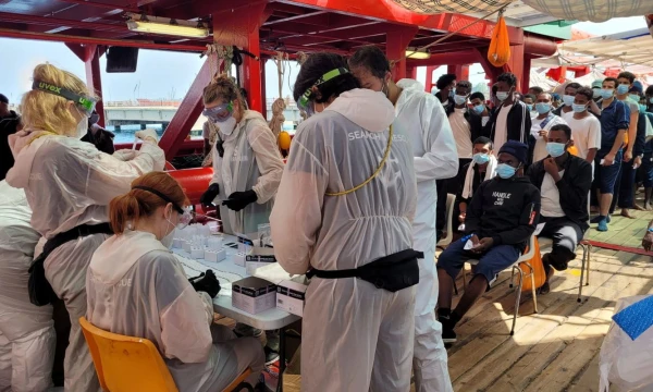 „Ocean Viking“ laivui atplaukus į Siciliją, migrantai pirmiausia tikrinami ar nėra užsikrėtę koronavirusu. Clair Juchat („SOS Mediterranee“/„Reuters“/„Scanpix“ nuotr. 
