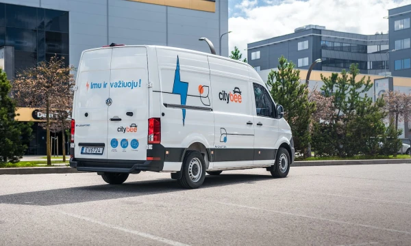 Pirmieji „CityBee“ elektromobiliai – komerciniai „VW e-Krafter“. Įmonės nuotr.