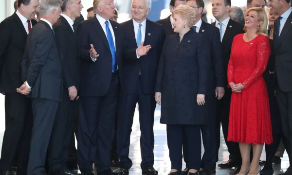 Dalia Grybauskaitė, Lietuvos prezidentė, ir Donaldas Trumpas, JAV vadovas, per NATO viršūnių susitikimą pernai liepą. Kevino Coombso („Reuters“ / „Scanpix“) nuotr.