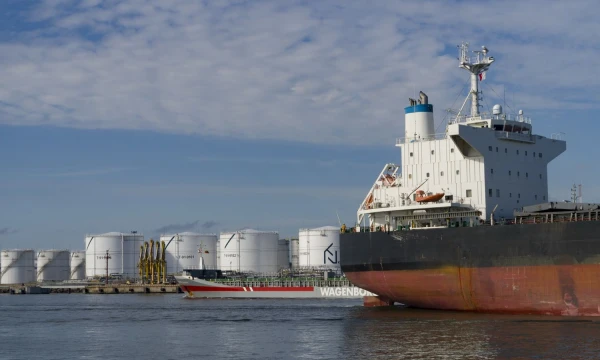 Vienas iš įdomiausių ir „žaliausių“ dabar vykdomų projektų – Klaipėsos universiteto atžalinės įmonės siūlymas pakeisti naftos teršalų valymui naudojamas chemines medžiagas mikroorganizmais, kurie nedaro poveikio aplinkai. Algimanto Kalvaičio nuotr.