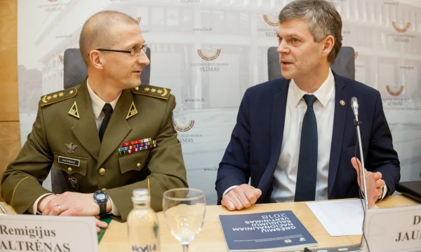 Remigijus Baltrėnas, Antrojo operatyvinių tarnybų departamento direktorius (kairėje) ir VSD vadovas Darius Jauniškis VSD konferencijoje. Vidmanto Balkūno („Scanpix“ / 15 min.lt) nuotr.