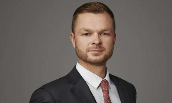 „Glimstedt“ vyresnysis teisininkas, darbo teisės ekspertas, besispecializuojantis ginčų, migracijos ir darbo teisės srityse Artūras Tukleris.