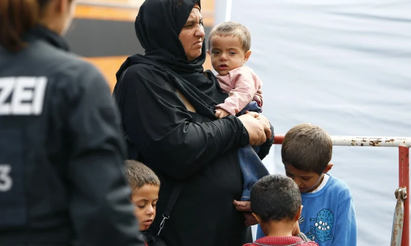 Migrants make their way to wait for buses after arriving by train at the main railway station in Munich, Germany September 7, 2015. REUTERS/Michaela Rehle 
