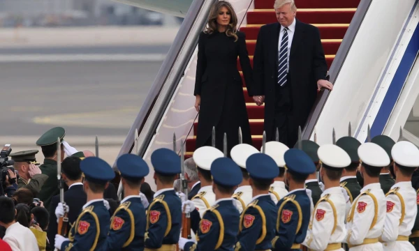 JAV lyderis Donaldas Trumpas su pirmąja ponia Melanija trečiadienį atvyko į Pekiną. „Reuters“ / „Scanpix“ nuotr.