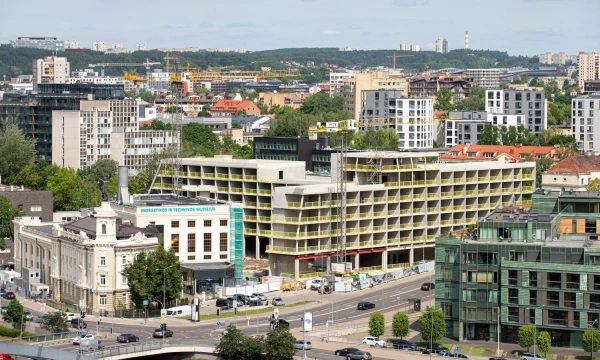 Vilniuje statomas viešbutis „DoubleTree by Hilton“. Vladimiro Ivanovo (VŽ) nuotr. Juditos Grigelytės (VŽ) nuotr.