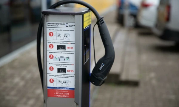 Elektromobilių įkrovimo stotelė. Vladimiro Ivanovo (VŽ) nuotr.