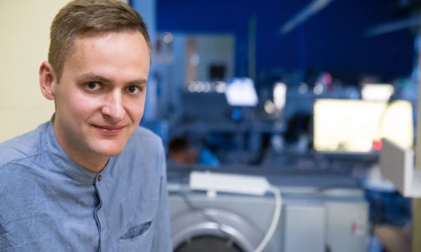 Evaldas Pabrėža, lazerius gaminančios UAB „Integrated Optics“ direktorius: „Praėjusiais metais norėjome kuo labiau išplėsti degtukų dėžutės dydžio lazerių seriją. Į rinką paleidome daugiau kaip 20 naujų šios serijos produktų. Į vieną iš jų sudėjome 4 lazerius.“ Vladimiro Ivanovo (VŽ) nuotr.