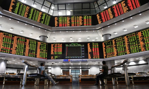 People look at trading boards at a private stock market gallery in Kuala Lumpur, Malaysia May 14, 2018. REUTERS/Stringer