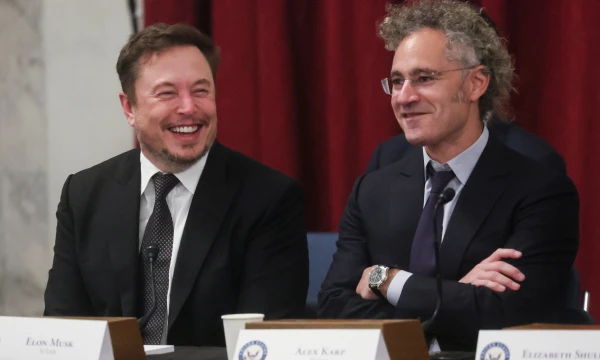 Elonas Muskas, bendrovių „SpaceX“ ir „Starlink“ įkūrėjas, ir Alexas Karpas, „Palantir“  bendrakūris ir vadovas. Leah Millis („Reuters“ / „Scanpix“) nuotr.