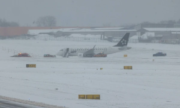 Nuo riedėjimo tako nuslydęs LOT lėktuvas. Roberto Riabovo (BNS) nuotr. 