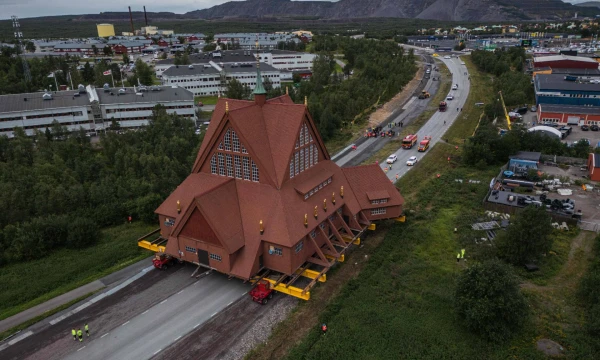 Perkeliama Kirunos bažnyčia. (AFP/„Scanpix“ nuotr.)