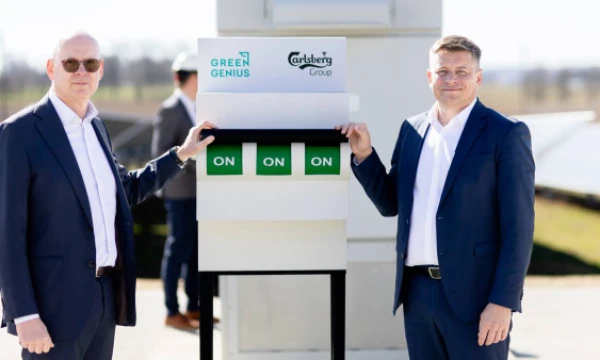 „Švyturio-Utenos alaus“ vadovas R.Viršilas (kairėje) ir R. Sklepovičius, „Green Genius“ direktorius.