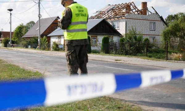 Apgriautas namas Lenkijos Wyryki-Wola kaime, į jį pataikė numušto į šalį įskriejusio drono nuolaužos. Wojteko Radwanskio (AFP / „Scanpix“) nuotr. 