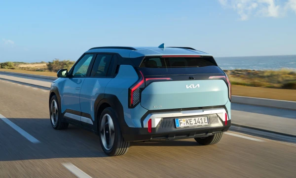 Nedidelis ir praktiškas elektromobilis iš Pietų Korėjos buvo įvertintas Pasaulio metų automobilio titulu. „Kia“ nuotr.