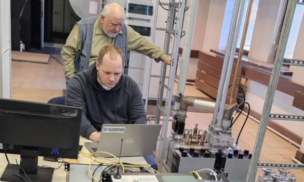 Telecentro specialistai testuoja įrangą, kuri leidžia televizijos ir radijo programas tiesiogiai perduoti į mobiliuosius telefonus, išvengiant interneto tinklų perkrovimo