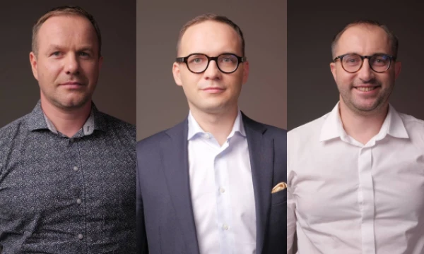Prof. dr. Marius Laurinaitis, Mykolo Riomerio universiteto Teisės ir FinTech studijų programos vadovas, Raimondas Andrijauskas, advokatų kontoros WALLESS teisinės atitikties ekspertas, ir advokatas Danielius Matonis, WALLESS asocijuotasis partneris.