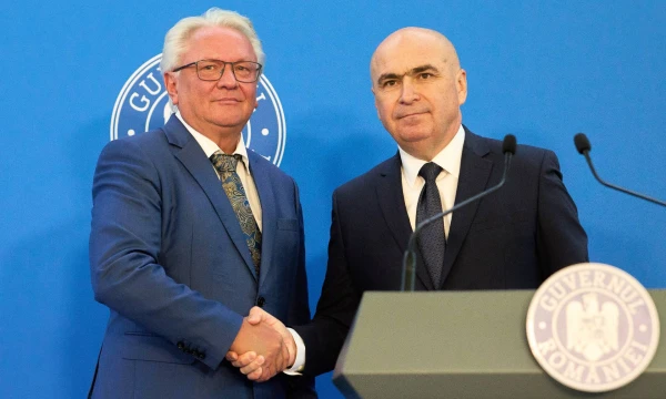 Rumunijos premjeras I. Bolojanas (kairėje) ir „Rheinmetall“ vadovas A. Pappergeris. Vadimo Ghirdos („AP Photo“/ „Scanpix“) nuotr. 