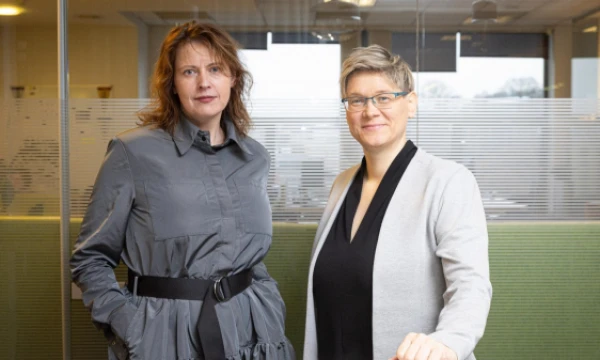 Jolita Miliuvienė (kairėje), Lygių galimybių kontrolierės pareigas laikinai einanti Seimo kontrolierė ir Vilma Gabrieliūtė, Lygių galimybių kontrolieriaus tarnybos integravimo grupės vadovė. Vladimiro Ivanovo (VŽ) nuotr.
