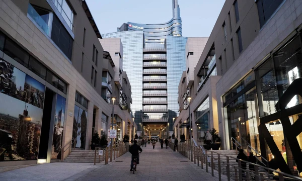 Banko „Unicredit“ centrinė būstinė „Porta Nuova“ rajone Milane. Stefano Rellandini (Reuters/Scanpix) nuotr.