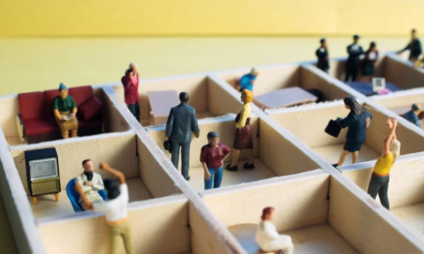 Tradicinis suvokimas, kad darbuotojai yra resursai, kuriuos reikia maksimaliai išnaudoti, – jau praeitis. „Shutterstock“ nuotr.