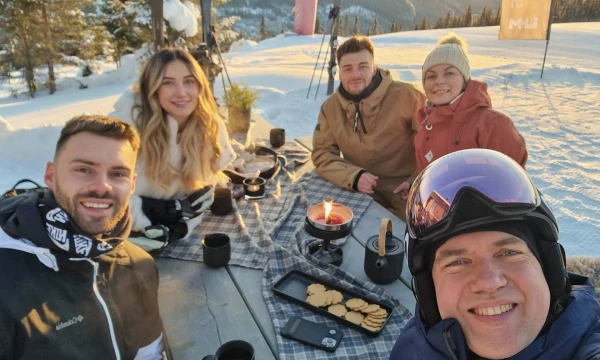 Laurynas Mitkus, LHM grupės vienas iš įkūrėjų, bendraturtis (dešinėje), su „YouTube“ kanalo „The Luxury Home Show“ komanda. Bendrovės nuotr.