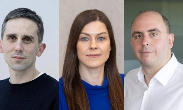 Iš kairės: Tadas Povilauskas, SEB banko ekonomistas, Indrė Genytė-Pikčienė, „Artea“ grupės vyriausioji ekonomistė, ir Aleksandras Izgorodinas, „Citadele“ banko ekonomistas. VŽ montažas.