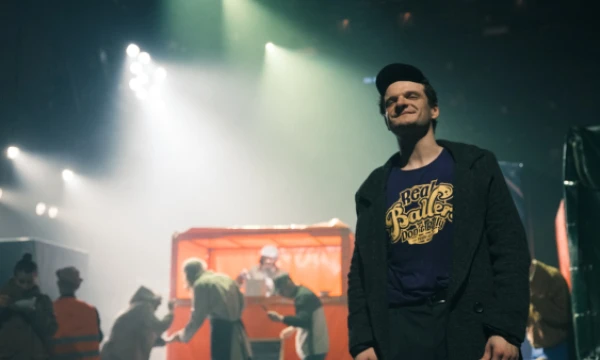 Scena iš spektaklio „Mane vadina Kalendorium“. Oskaras – Džiugas Grinys. Martyno Norvaišos nuotr. 