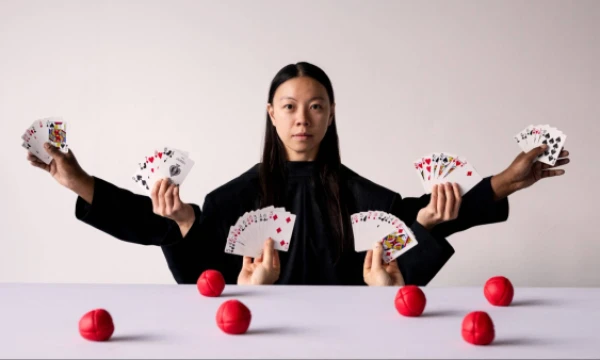 Iš britų trupės „Gandini Juggling“ spektaklio „Heka“. Camillos Greenwell nuotr. 