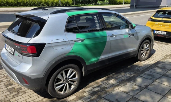 „Bolt Drive“ trumpalaikės nuomos automobiliai. Lino Butkaus (VŽ) nuotr.