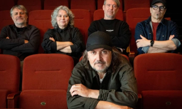 Režisierius Oskaras Koršunovas, už jo – Gintaras Makarevičius, Sandra Straukaitė, Eugenijus Sabaliauskas, Antanas Jasenka. Dmitrijaus Matvejevo nuotr. 