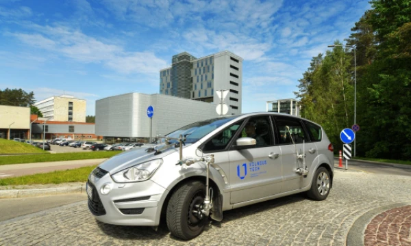 Automobilio judėjimo informacijos vertimas skaitiniais duomenimis realiu laiku. VILNIUS TECH nuotr.