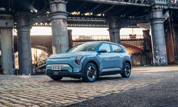 Išoriškai EV3 panašus į sumažintą didįjį „Kia EV9“ miesto visureigį. „Kia“ nuotr.