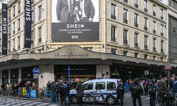 „Shein“ fizinės parduotuvės Paryžiuje atidarymas. Jullieno Mattia'o („Le Pictorium“ / IMAGO / „Scanpix“) nuotr. 