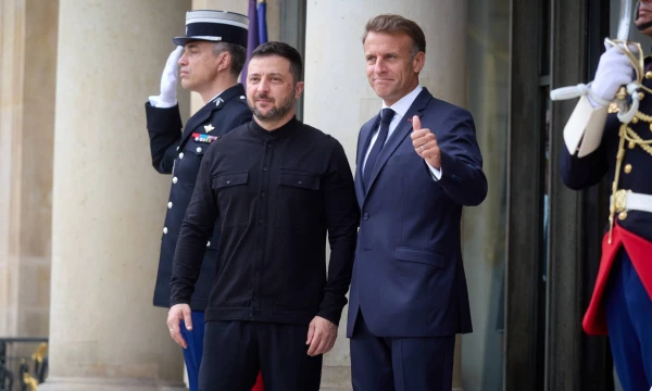 Ukrainos ir Prancūzijos prezidentai V. Zelenskis ir E. Macronas. Ukrainos prezidentūros / „Scanpix“) nuotr. 