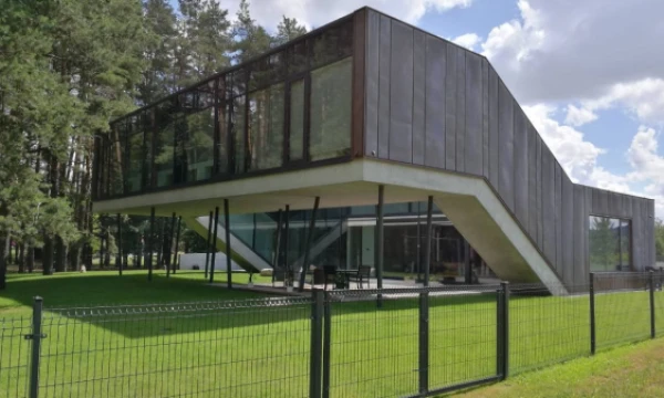 20 metų jubiliejų atšventusi UAB „Stikmeta“ projektuoja, gamina ir montuoja berėmio stiklo, aliuminio ir metalo konstrukcijas.
