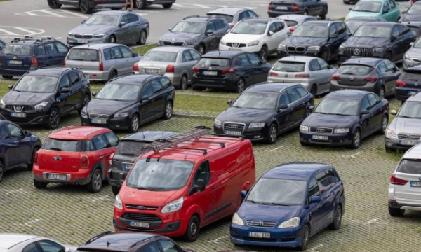 Automobilių stovėjimo aikštelė prie Seimo. Juditos Grigelytės (VŽ) nuotr.