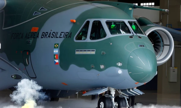 Vienas iš brazilų bendrovės „Embraer“ gaminamų orlaivių. Paulo Whitakerio („Reuters“ / „Scanpix“) nuotr. 
