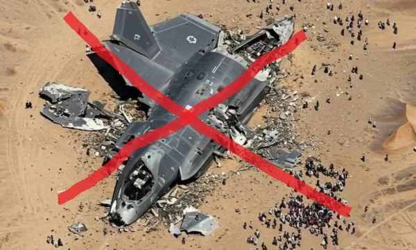 DI sukurtoje nuotraukoje matyti  sudužęs orlaivis, neva panašus į Izraelio naikintuvą F-35. Budrumą turėtų sužadinti pernelyg mažas aplink pavaizduotų žmonių mastelis ir tai, kad smėlyje nematyti kritimo pėdsakų. „Facebook“ paskyros nuotr.