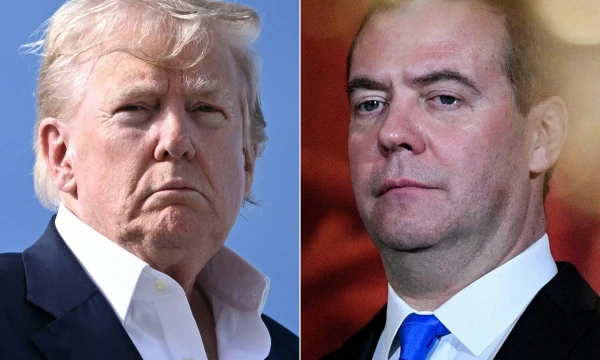 Donaldas Trumpas ir Dmitrijus Medvedevas. Brendano Smialowskio ir Dmitrijaus Kudryavtsevo (AFP / „Scanpix“) nuotr.