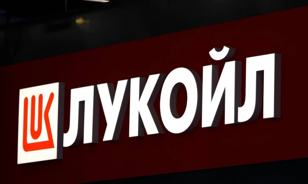 „Lukoil“ degalinė Sankt Peterburge. Maksimo Konstantinovo („SOPA Images“ per „ZUMA Press Wire“ / „Scanpix“) nuotr. 