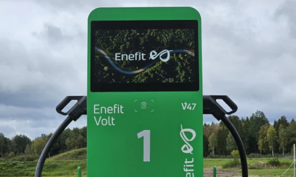 „Enefit“ elektromobilių įkrovimo stotelė. Lino Butkaus (VŽ) nuotr.