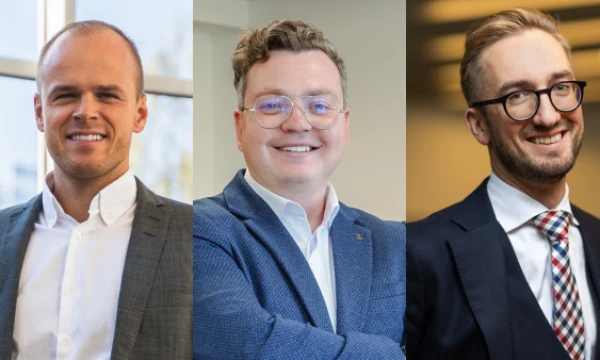 T. Jonaitis (kairėje), internetinės korepetitorių platformos „Corepetitus“ įkūrėjas, T. Morkūnas, MB „Reklamos ateitis“ vadovas, L. Zakarevičius, UAB „Philip Morris Baltic” išorinių reikalų direktorius Baltijos šalims. VŽ koliažas.