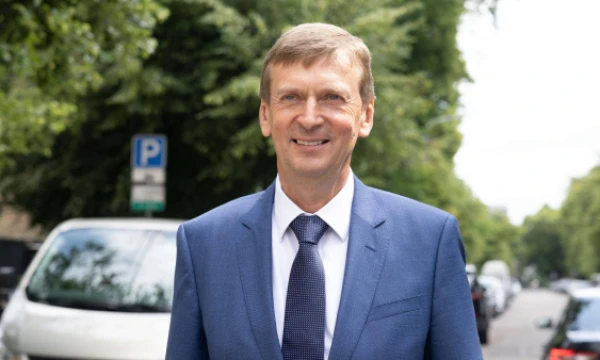 Dainius Dundulis, UAB „Norfos mažmena“ valdybos pirmininkas ir gamybos bei logistikos UAB „Rivona“ generalinis direktorius: „Darbuotojo pastangas įvertiname jam atiduodami visą 100% uždarbio dėl jo gebėjimo sumaniai pasinaudoti naujovėmis.“